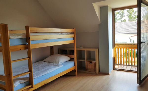 kinderzimmer-mit-hochbett-und-balkon